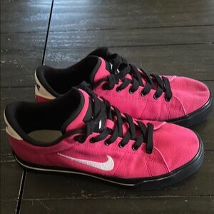 Nike Fuchsia and Black Low-Top Sneakers